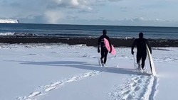 Серферы поймали волну в снегопад на острове Парамушир