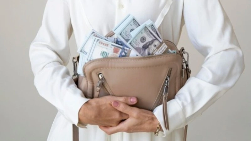 На Сахалине финансовая управляющая продала имущество банкротов и оставила часть денег себе