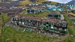 Демонтаж уродливого барака на Шикотане сняли на видео