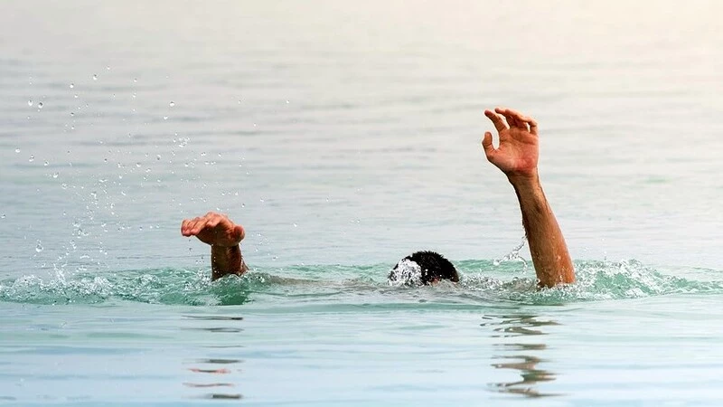 Молодого рыбака в Долинском районе захлестнуло волной, и он погиб
