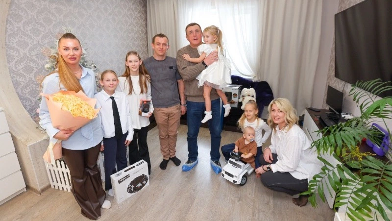Валерий Лимаренко встретился с многодетной семьей из Южно-Сахалинска и вручил ей подарки