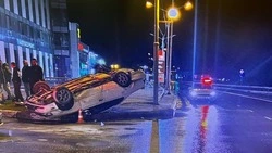 Водитель 19 лет и пассажир перевернулись после наезда на бордюр в Южно-Сахалинске