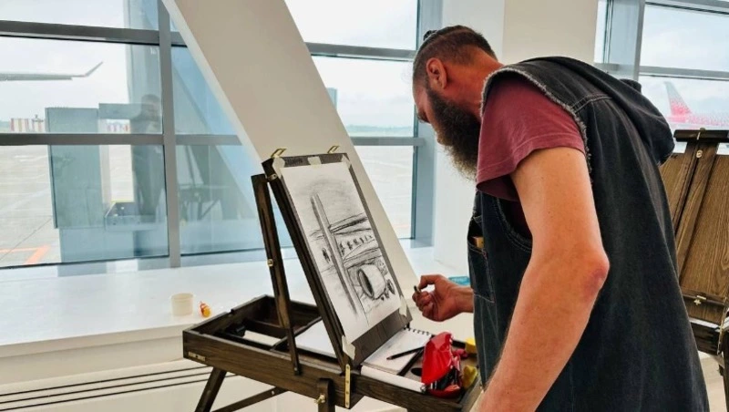 Художники Сахалина впервые написали этюды прямо на взлетной полосе аэропорта