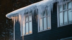 Сотрудники МЧС напомнили жителям Сахалина меры безопасности в сезон сосулек и наледи