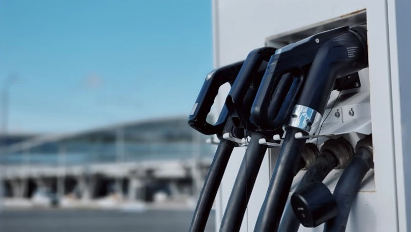 Станции для зарядки электромобилей появились на парковке у аэровокзала Южно-Сахалинск