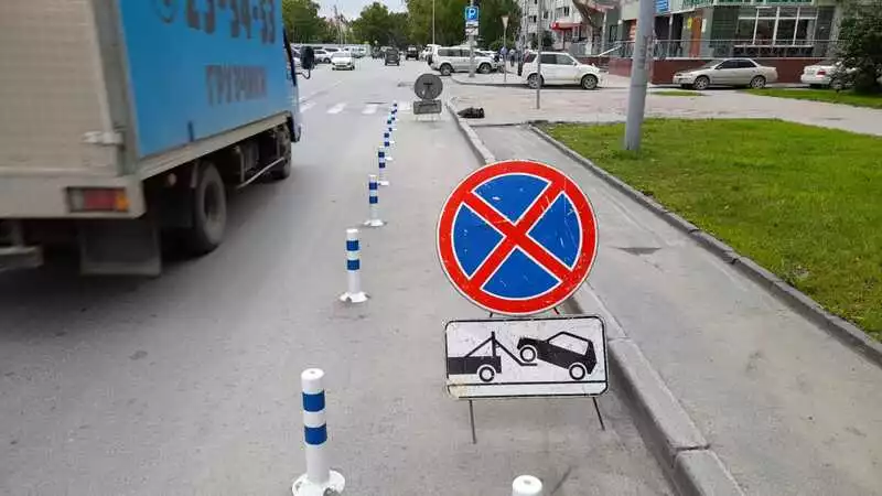 Водители Южно-Сахалинска снесли часть новых столбиков и «островков безопасности»
