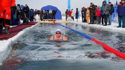 Молодежь и 80+: смельчаки прыгнули в ледяную воду на Кубке Сахалина по холодовому плаванию