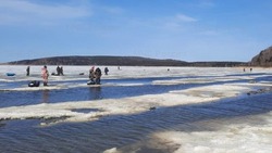 Двое рыбаков провалились под лед на озере в Корсаковском районе