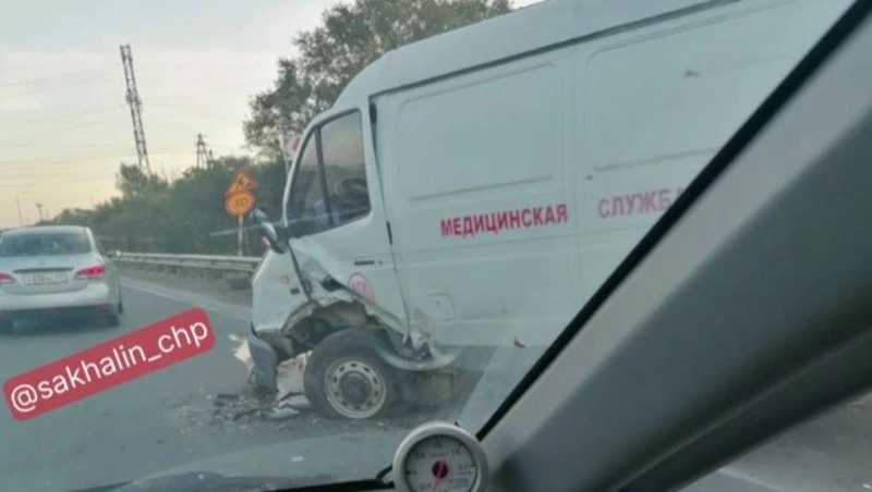 В Южно-Сахалинске на улице Лесной столкнулись легковушка и автомобиль скорой помощи