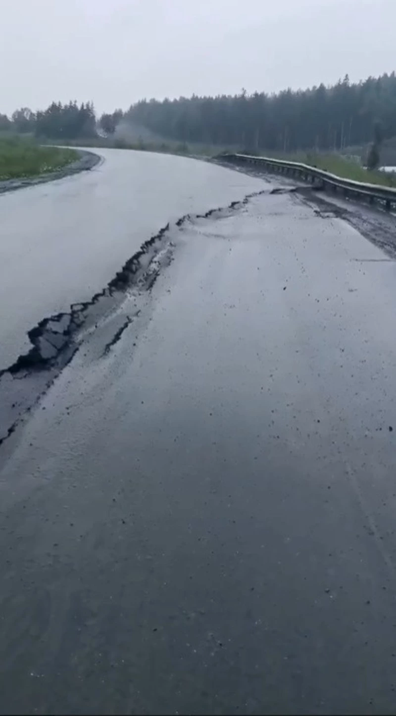 Асфальт треснул на участке дороги Углегорск – Шахтерск 