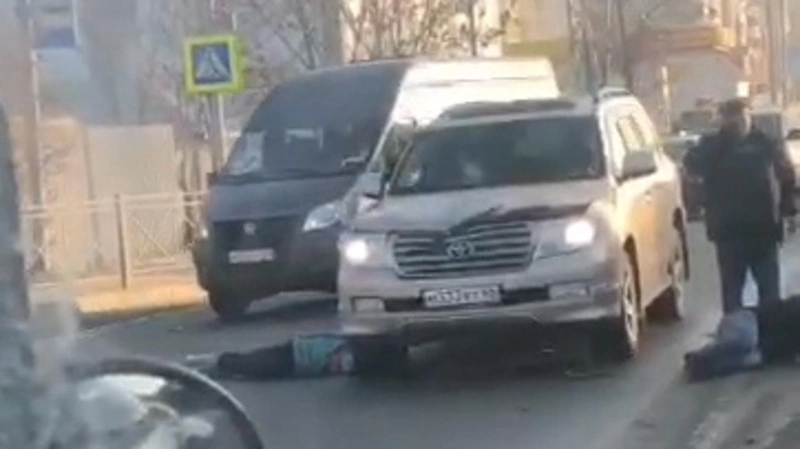В Южно-Сахалинске Land Cruiser сбил мужчину и женщину на переходе