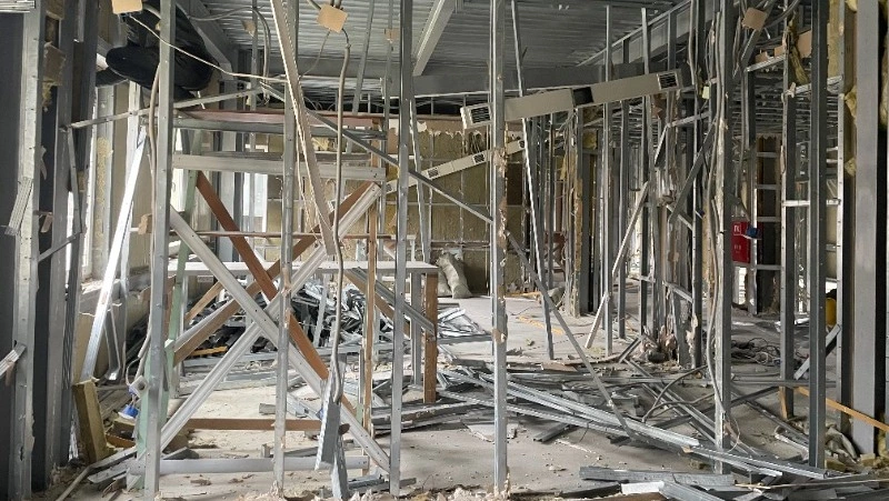 В Корсаковской поликлинике начали второй этап капремонта: третий этаж сдадут к концу лета