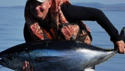 Рыбаки поймали тунцов и попались пограничникам на Сахалине