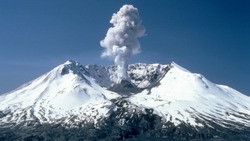 Вулкан Эбеко на Курилах выбросил столб пепла на высоту 1,5 км утром 5 февраля