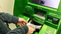 Жители Южно-Курильска пожаловались на постоянно ломающийся единственный банкомат