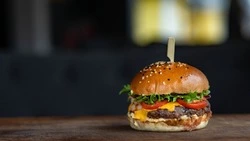 Владелец кафе в Корсакове прокомментировал инцидент с саморезом в гамбургере 