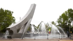 В парке Южно-Сахалинска включили светомузыкальный фонтан