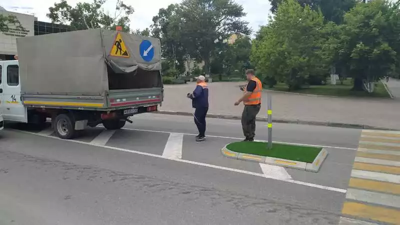 На оживленном перекрестке в Южном пешеходов защитили от машин зелеными островками
