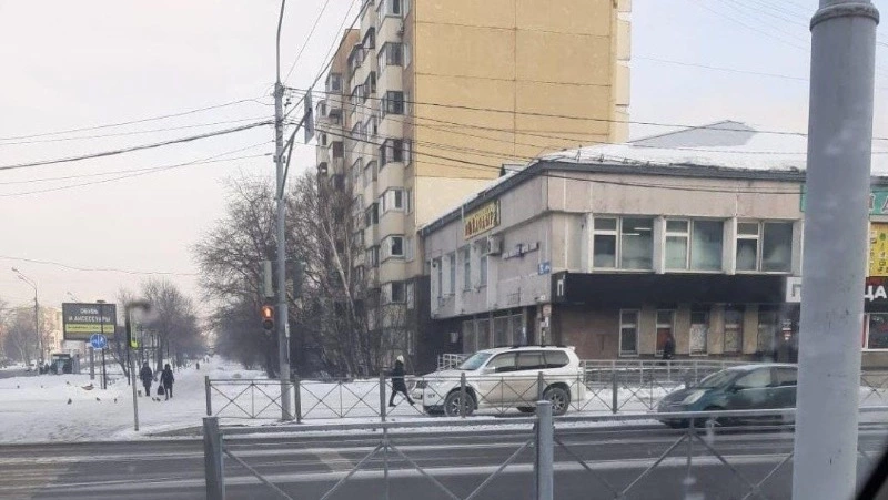 «Вы не понимаете, мне надо»: сахалинка на Prado пересекла тротуар в центре города