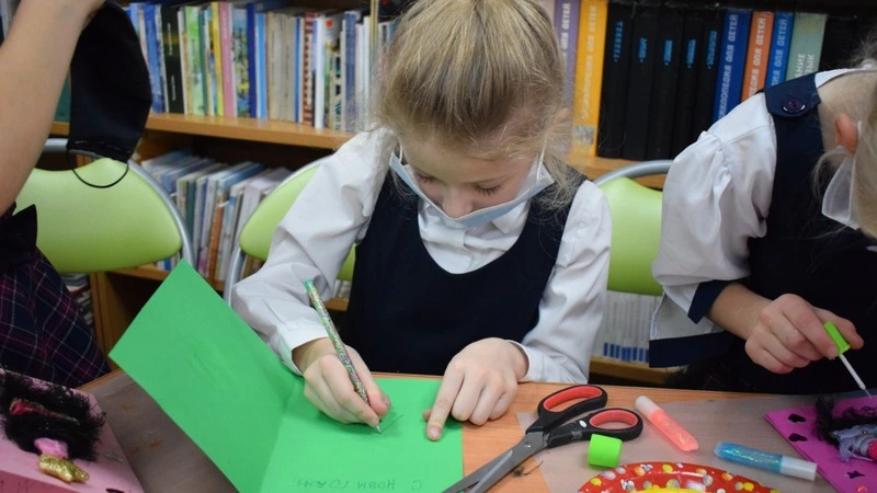 Корсаковских школьников научили мастерить новогоднюю открытку