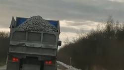 «Нормально так перевозят грузы»: открытый КамАЗ с щебенкой напугал водителей на Сахалине