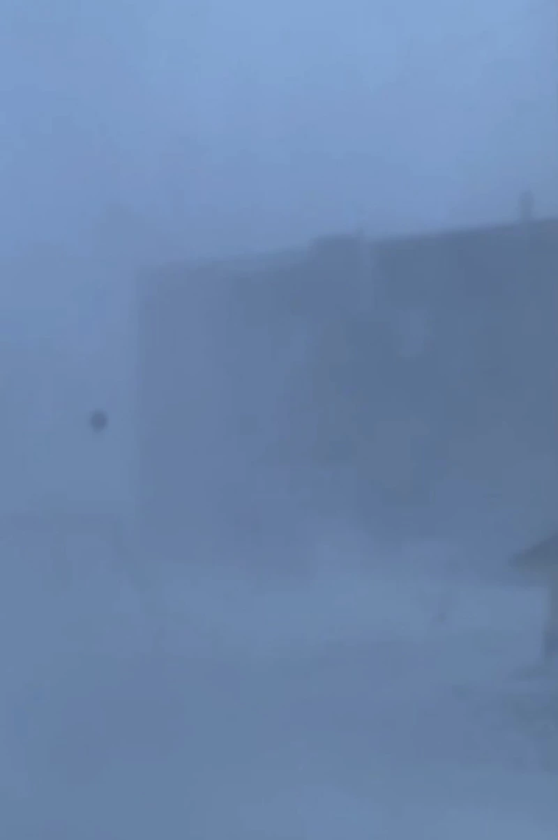 Крышу ТЦ «Новое Дальнее» почти снесло метелью 12 января