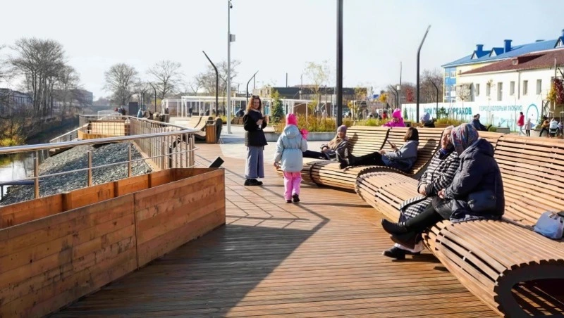 Подрядчик провалил установку забора в парке Корсакова по турмаршруту за 12 млн рублей