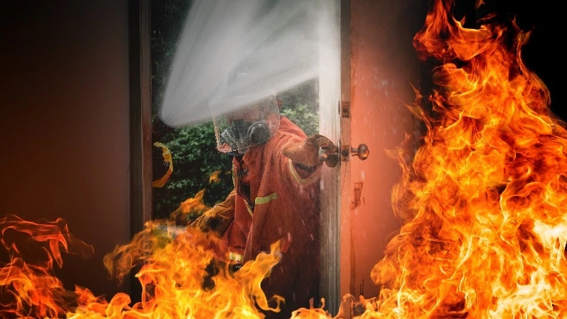 Восемь пожарных тушили квартиру в Поронайском районе