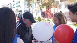 Молодежь поздравила с Днем пожилых людей старшее поколение корсаковцев