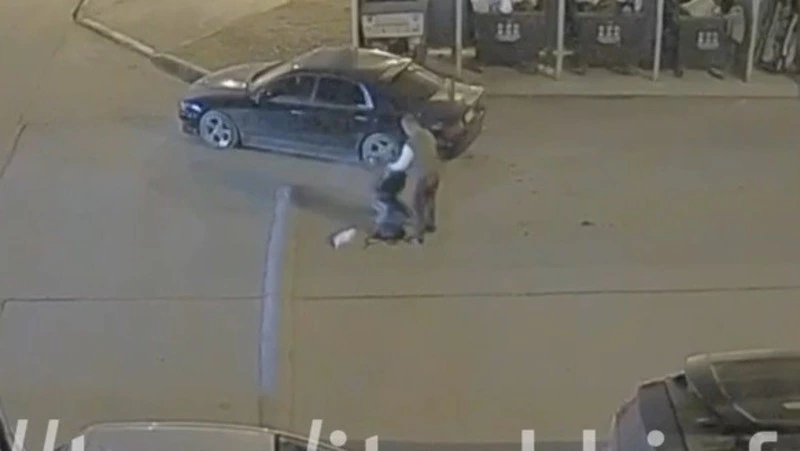 Мужчина избил девушку под камерами видеонаблюдения в Южно-Сахалинске