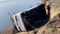 «Только кран-балкой надо»: минивэн нашли на обрыве у моря в Поронайске