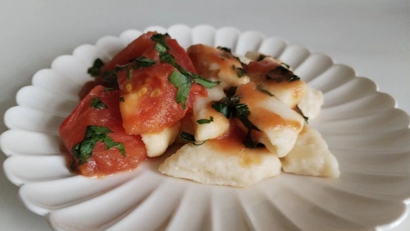 Творожные кнедлики с помидорами