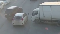 Внедорожник и универсал столкнулись возле ТЦ «Родем» в Южно-Сахалинске