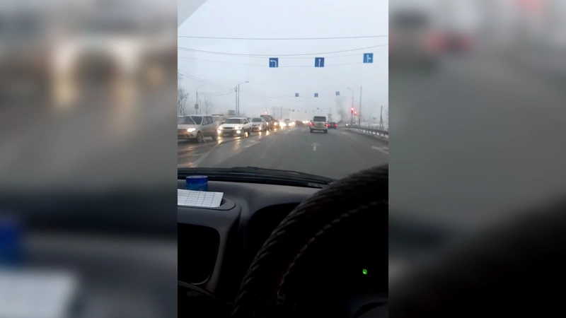 В Южно-Сахалинске спешащие на работу водители промчались перед поездом