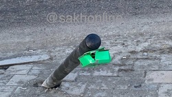 У перекрестка в Южно-Сахалинске заметили уставший столбик со сломанной кнопкой