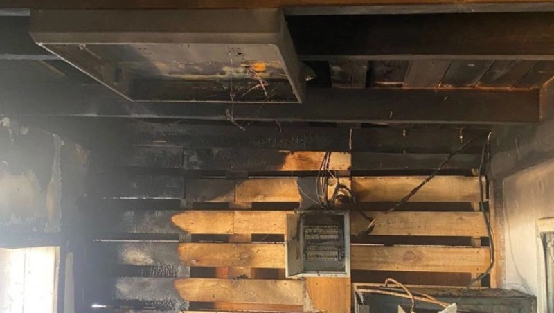 Южно-сахалинские пожарные почти час тушили электрощитовую мастерской в Ключах