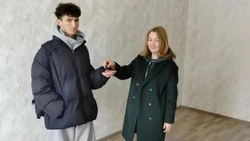 Молодой человек, оставшийся без попечения родителей, получил ключи от квартиры в Поронайске 