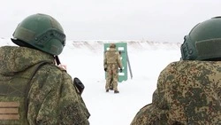 Сахалинские военнослужащие осваивают навыки тактической стрельбы на полигоне в Троицком