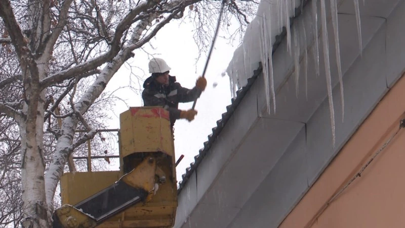 Промышленные альпинисты спасают жителей Южно-Сахалинска от сосулек
