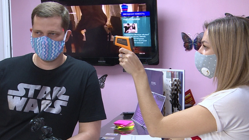 Сахалинские парикмахеры приняли первых клиентов в халатах и перчатках