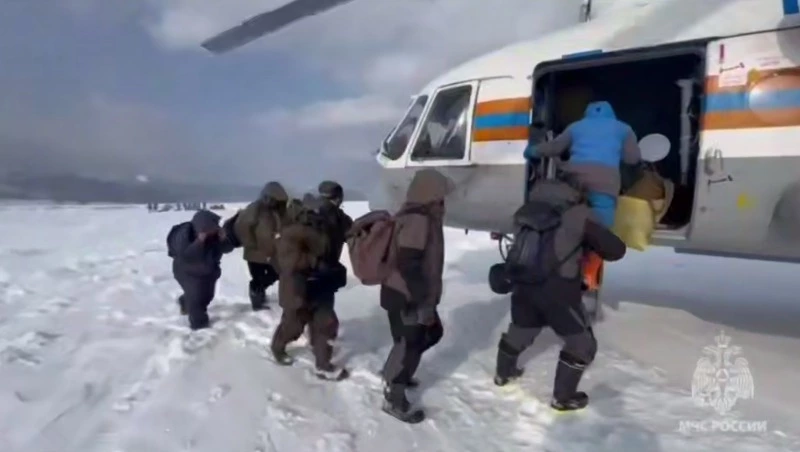 Более ста рыбаков эвакуировали с оторвавшейся льдины возле Сахалина