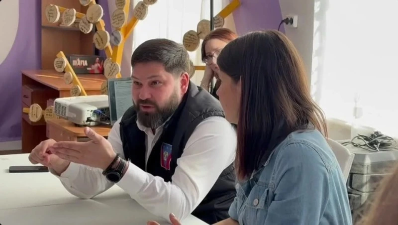 Мэр Углегорского района обсудил с активной молодежью ремонт в центре «Рост»