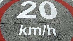 Автомобилистам хотят отменить возможность превысить скорость на 20 км/ч. УСЛОВИЯ