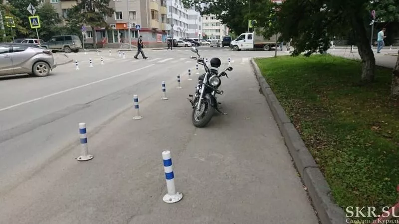 «Надо по уму и не перегибать палку»: что думают сахалинцы о новых дорожных столбиках