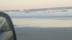 В центре Сахалина «горячие парни» открыли купальный сезон — ВИДЕО