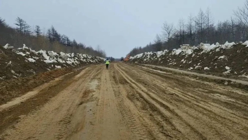 Подрядчик выровнял грунтовый участок трассы Южно-Сахалинск — Оха в Ногликском районе