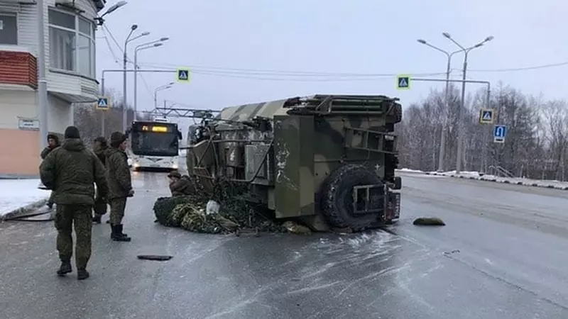 «Как так?»: военные по дороге в Корсаков перевернули на бок грузовик