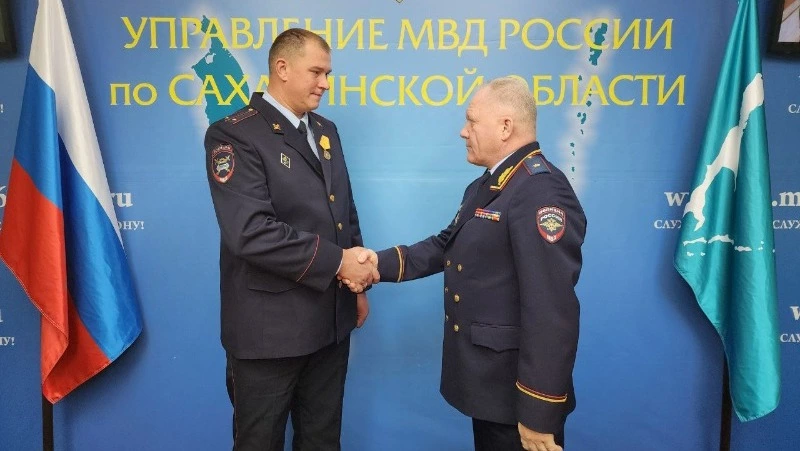 Инспектора ДПС с Сахалина наградили за спасение человека от наезда бензовоза