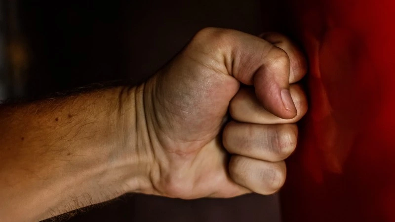 Вместо помощи сахалинец жестоко избил пожилую соседку