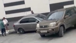 Corolla снесла бок «Ниссану» на парковке в Долинске 